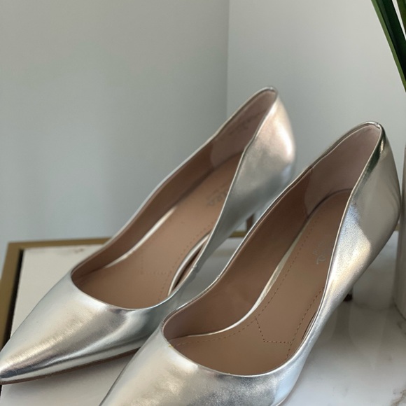 Never worn Charles David Silver Pumps - Picture 3 of 5